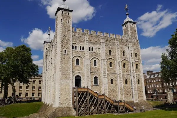 The white tower at the tower of London.